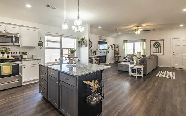 Building Photo - Charming 3 Bedroom Home with Scenic Views ...