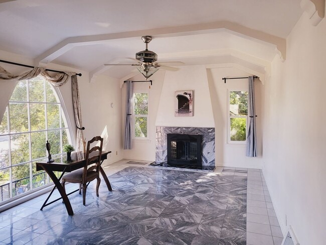 Building Photo - Charming Single Family Home