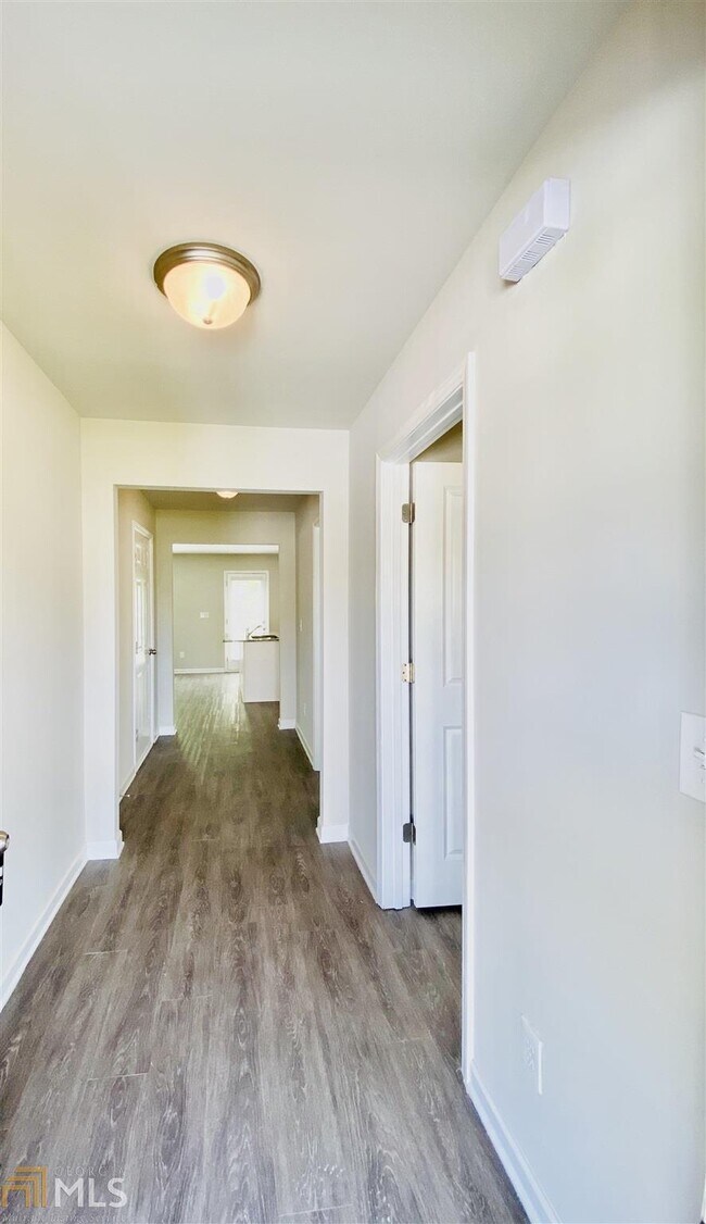 Building Photo - 310 Nutwood Trce