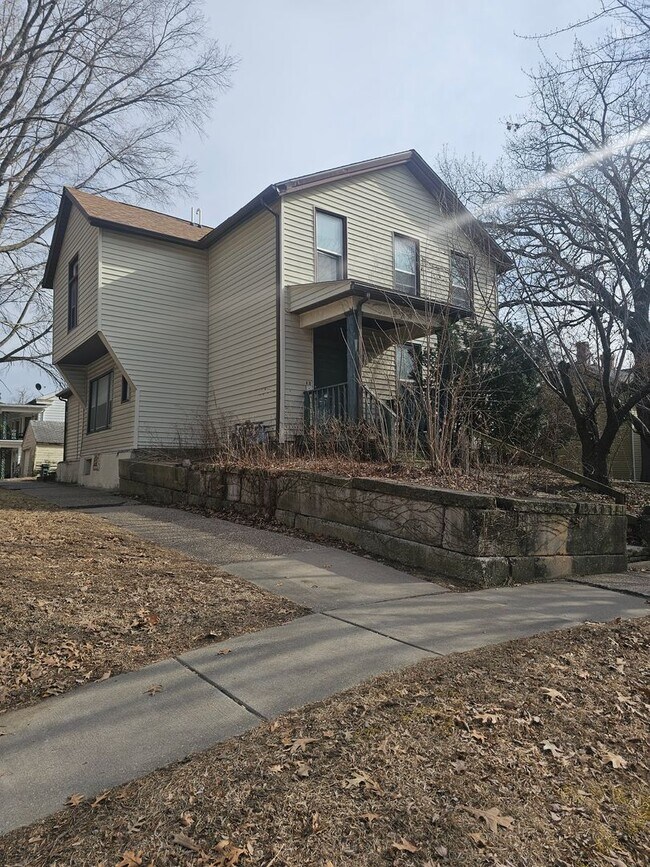 Building Photo - 929 Bridge