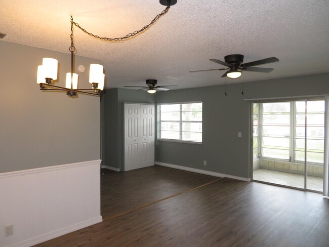 Building Photo - 135 Lake Carol Dr