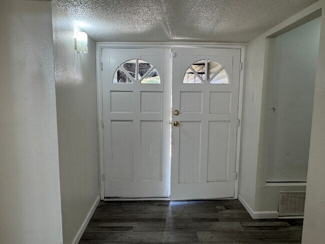 Building Photo - 309 Cordova Ln