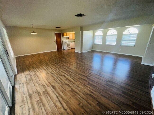 Foto del edificio - 544 SE Chapman Ave