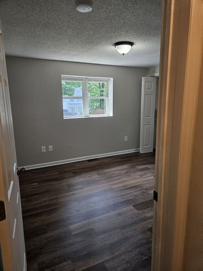 Building Photo - Charming 3 bedroom
