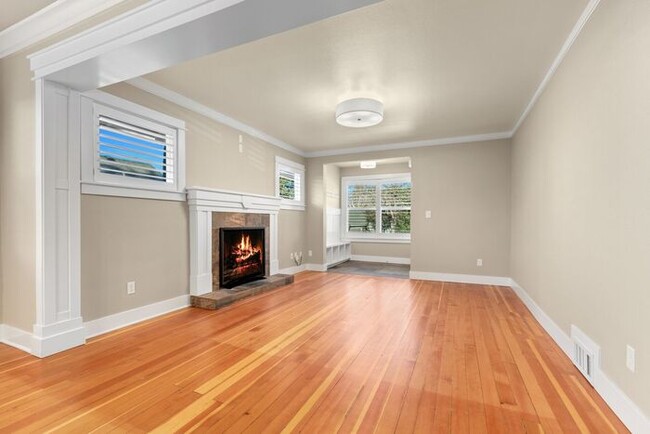 Building Photo - Gorgeous AIR CONDITIONED West Seattle Char...