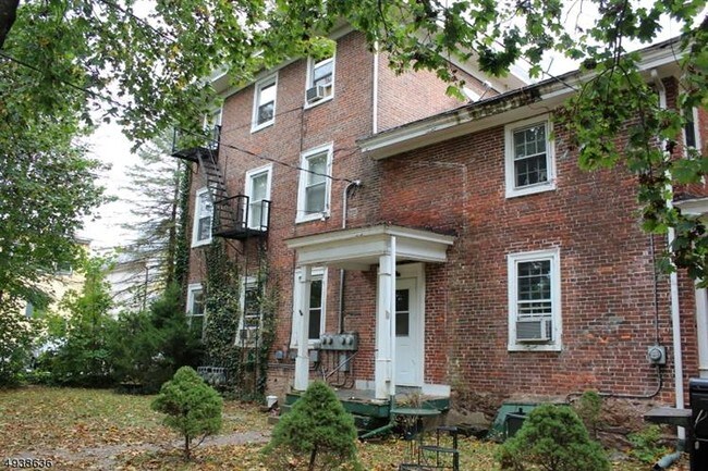 Foto del edificio - 8 Trenton Ave