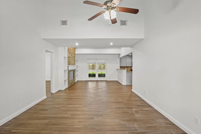 Building Photo - 5131 Saxon Dr