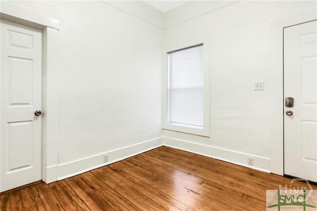 Foto del edificio - 1011 W Waters Dr
