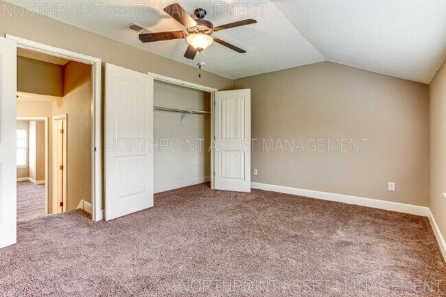 Foto del edificio - PRICE REDUCED!