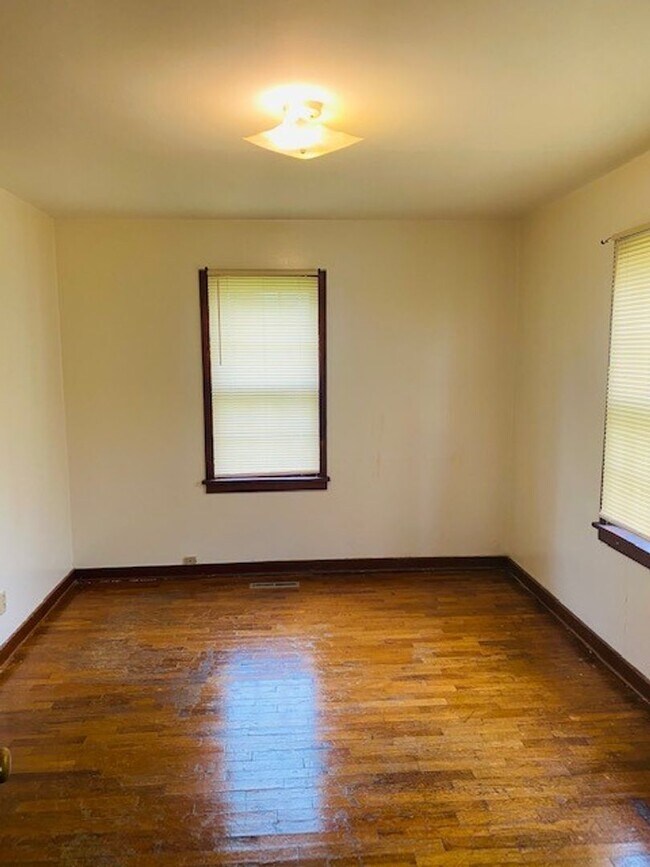 Building Photo - Well-Kept Duplex