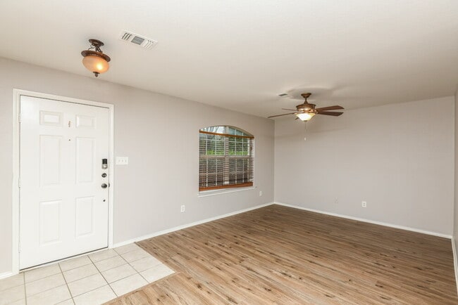 Foto del edificio - 239 Centennial Pl