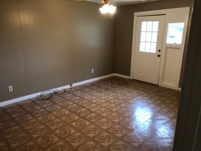Building Photo - 805 Matchett St