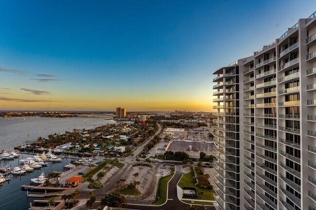 Building Photo - 220 Lake Shore Dr