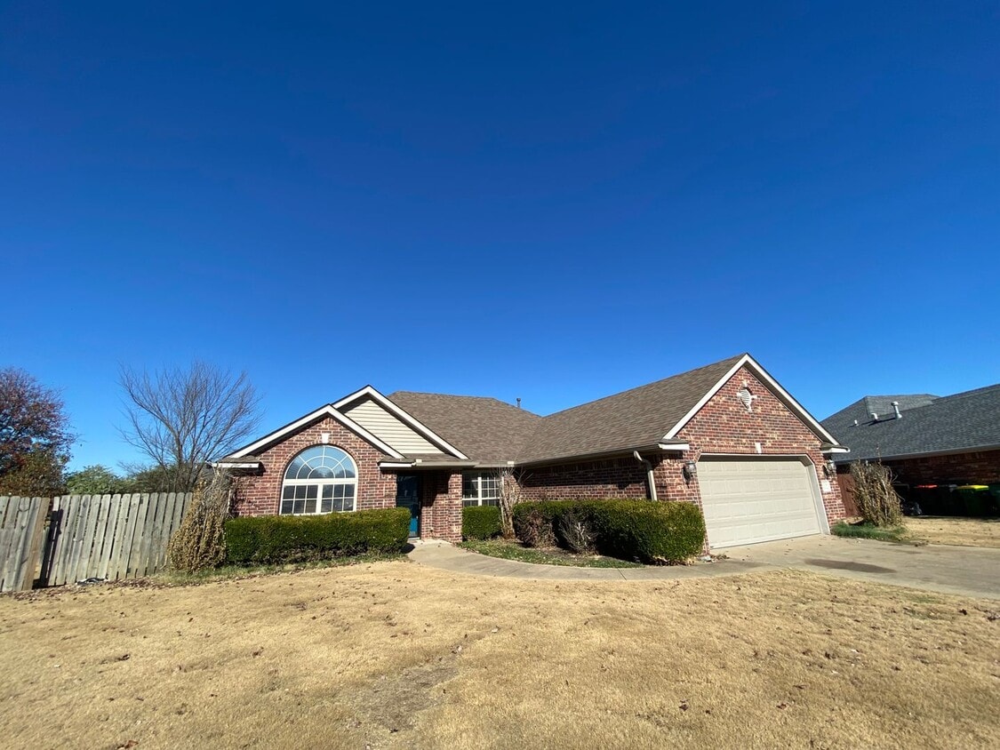 Charming Three Bedroom Home with a Bonus S... House Rental in