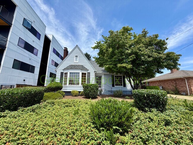 Foto del edificio - Lovely 3-Bedroom, 2-Bathroom House with Detached Garage in North Portland