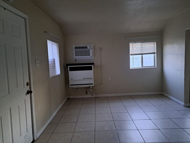 Building Photo - 805 Oildale Dr