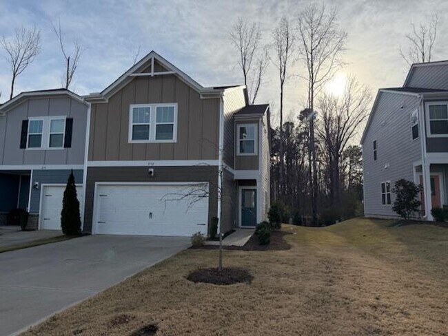 Foto del edificio - 212 Brook Farm Ln