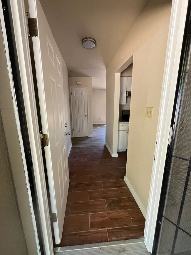 Building Photo - 304 Tennyson Dr