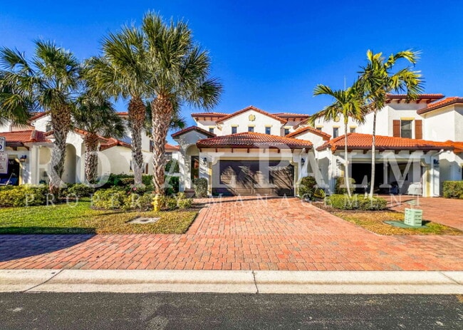 Building Photo - Big on Space, Smart on Layout — 3 bedroom 2.5 bath corner END UNIT pet-friendly townhouse!