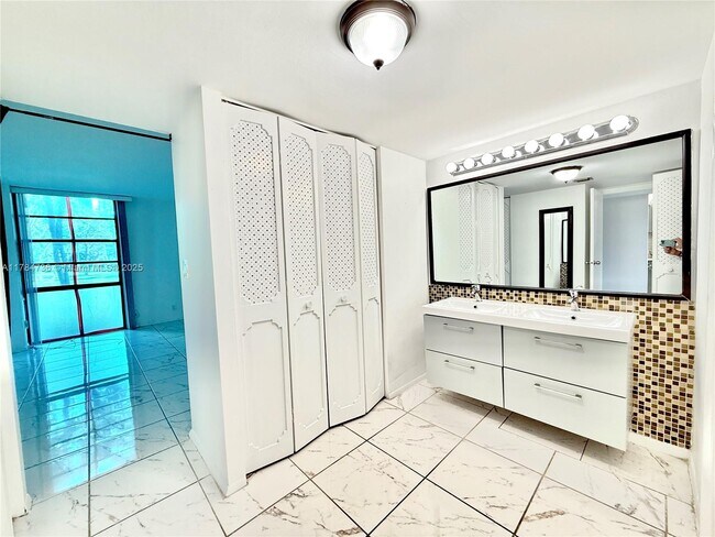 Foto del edificio - 3301 N Country Club Dr