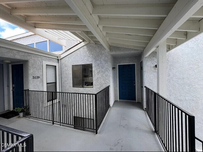 Foto del edificio - 5117 Longfellow Way
