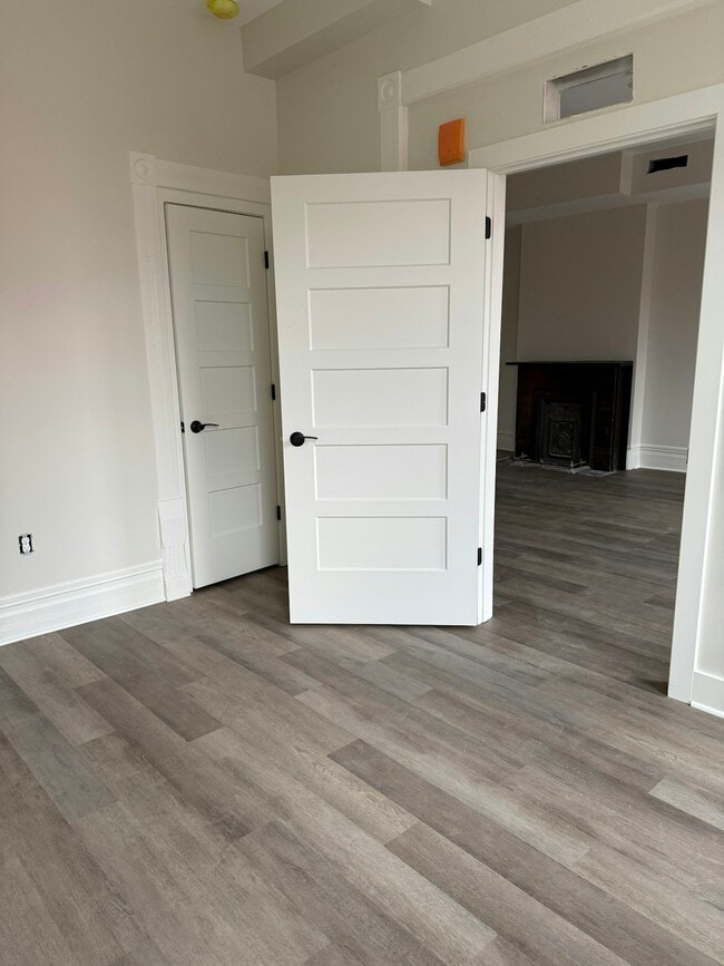 Building Photo - 106 E Erie St