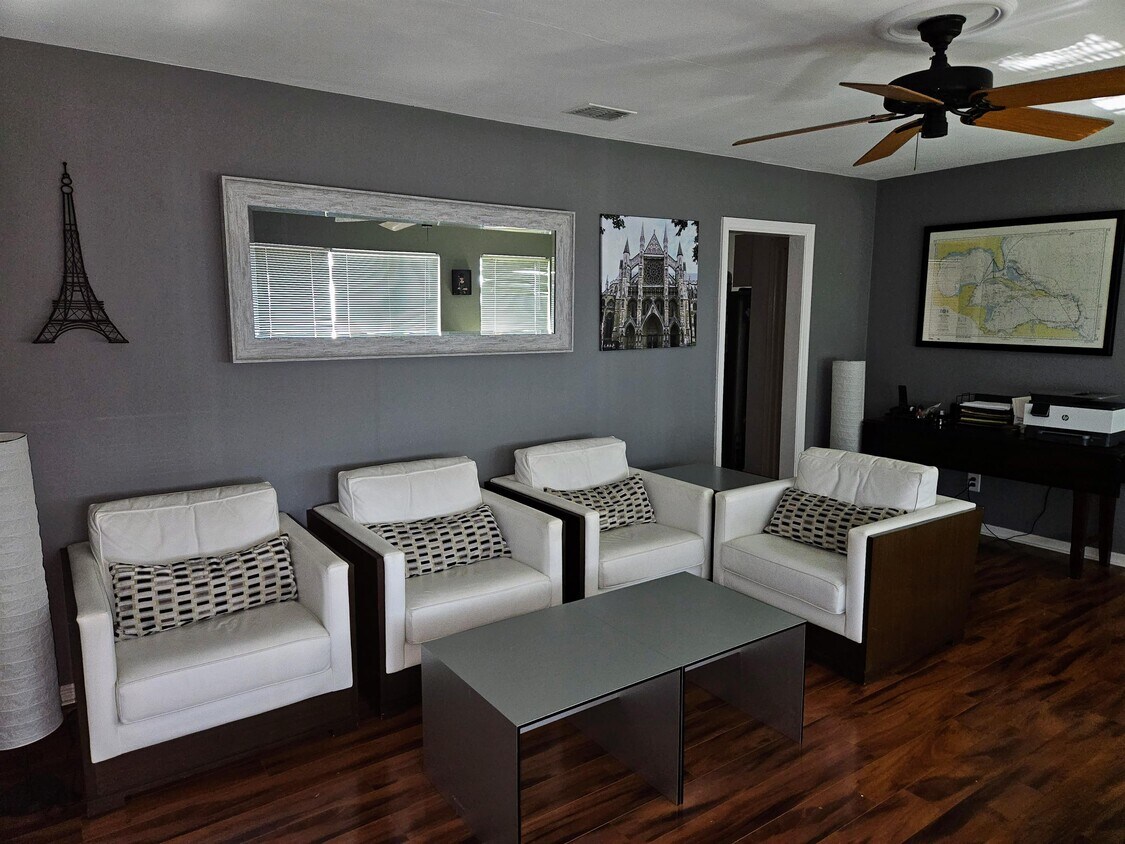 Foto principal - 2027 Beach Dr SE