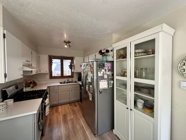 Building Photo - Exquisite 2 Bedroom 2 Bath Excellent Locat...