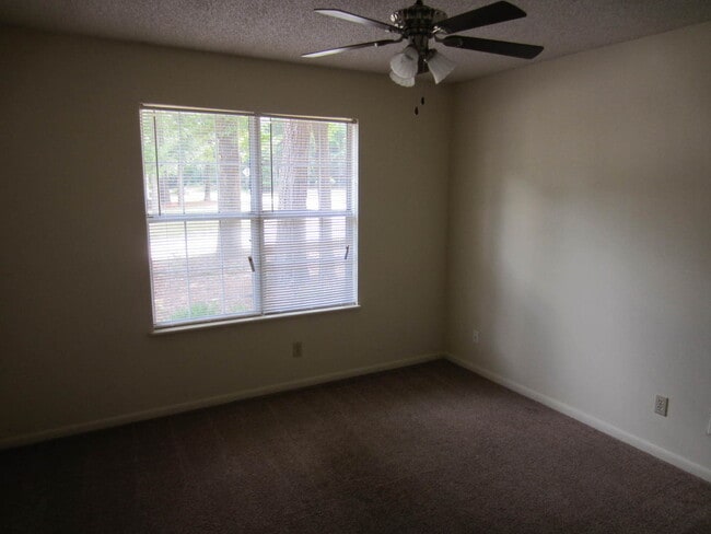 Building Photo - 3 Bedroom/2 Bath Townhouse in Excellent Lo...