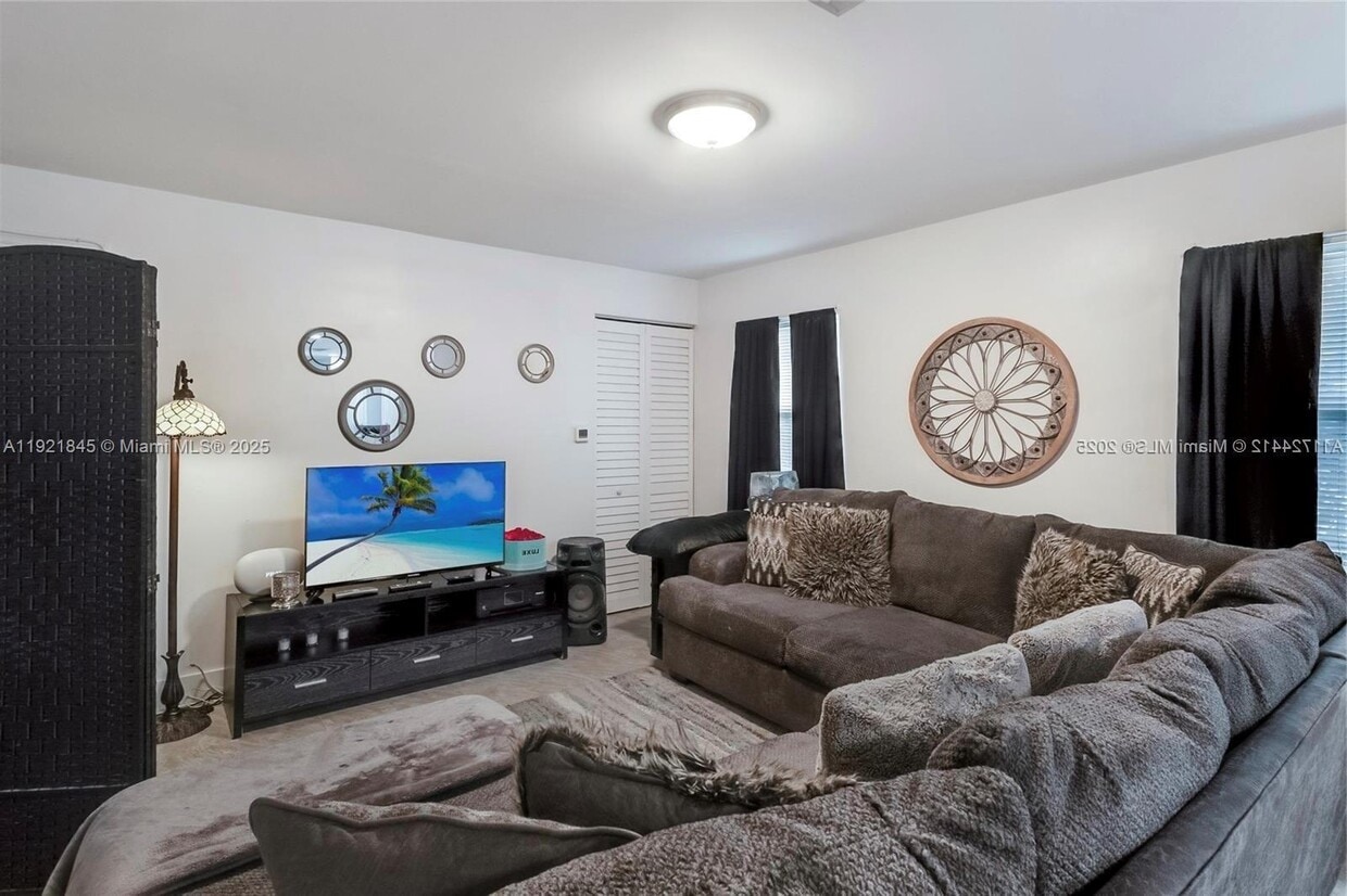 Foto principal - 219 NW 7th Ct