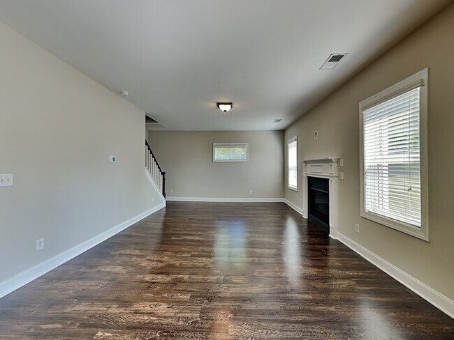 Foto del edificio - 6321 Silver Creek Ln