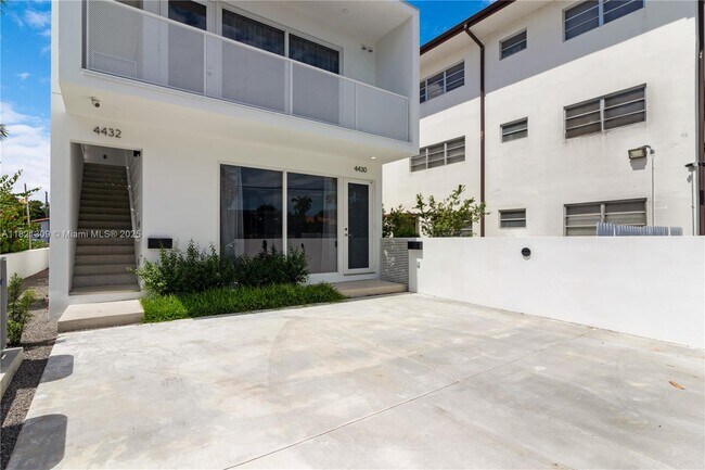 Foto del edificio - 4430 W Flagler St