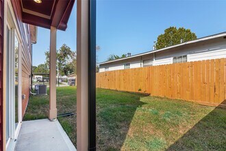 Building Photo - 1206 S Victory Dr