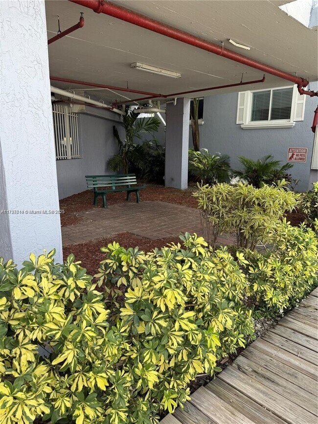 Foto del edificio - 2415 NW 16th St Rd