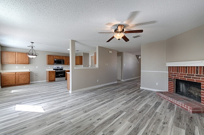Foto del edificio - 5909 Thoroughbred Trail
