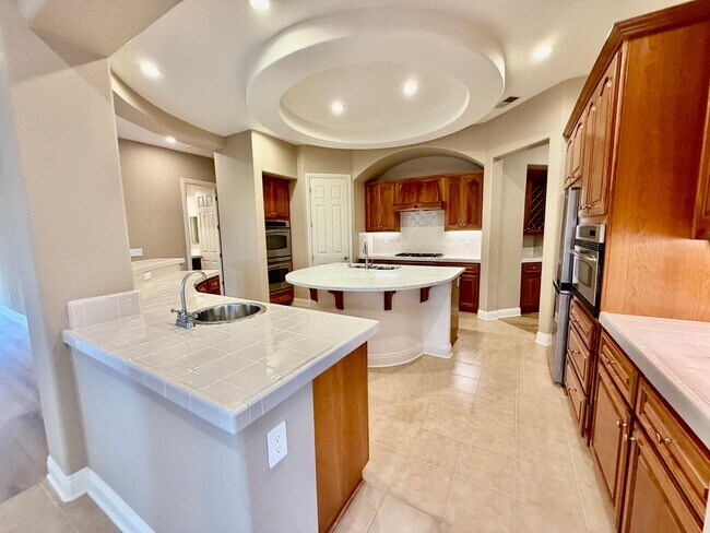 Foto del edificio - Executive Home available NOW