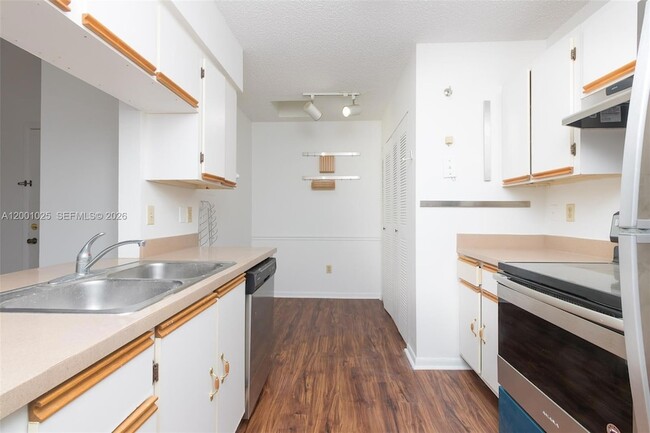 Foto del edificio - 18310 NW 68th Ave