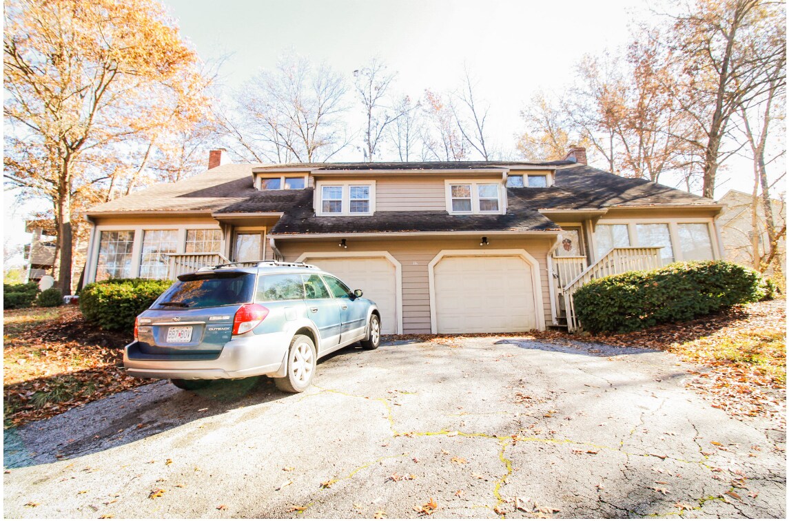 Unit on right side (B) - 16 E Clarkson Rd