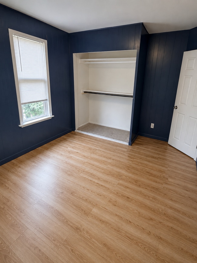 Building Photo - Town House: 2 bedroom & 1 bathroom