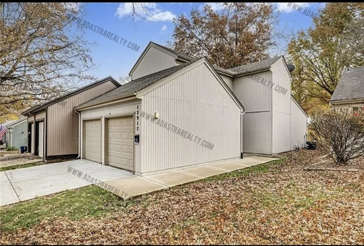 Primary Photo - Gorgeous Modern Shawnee Townhome-Available...