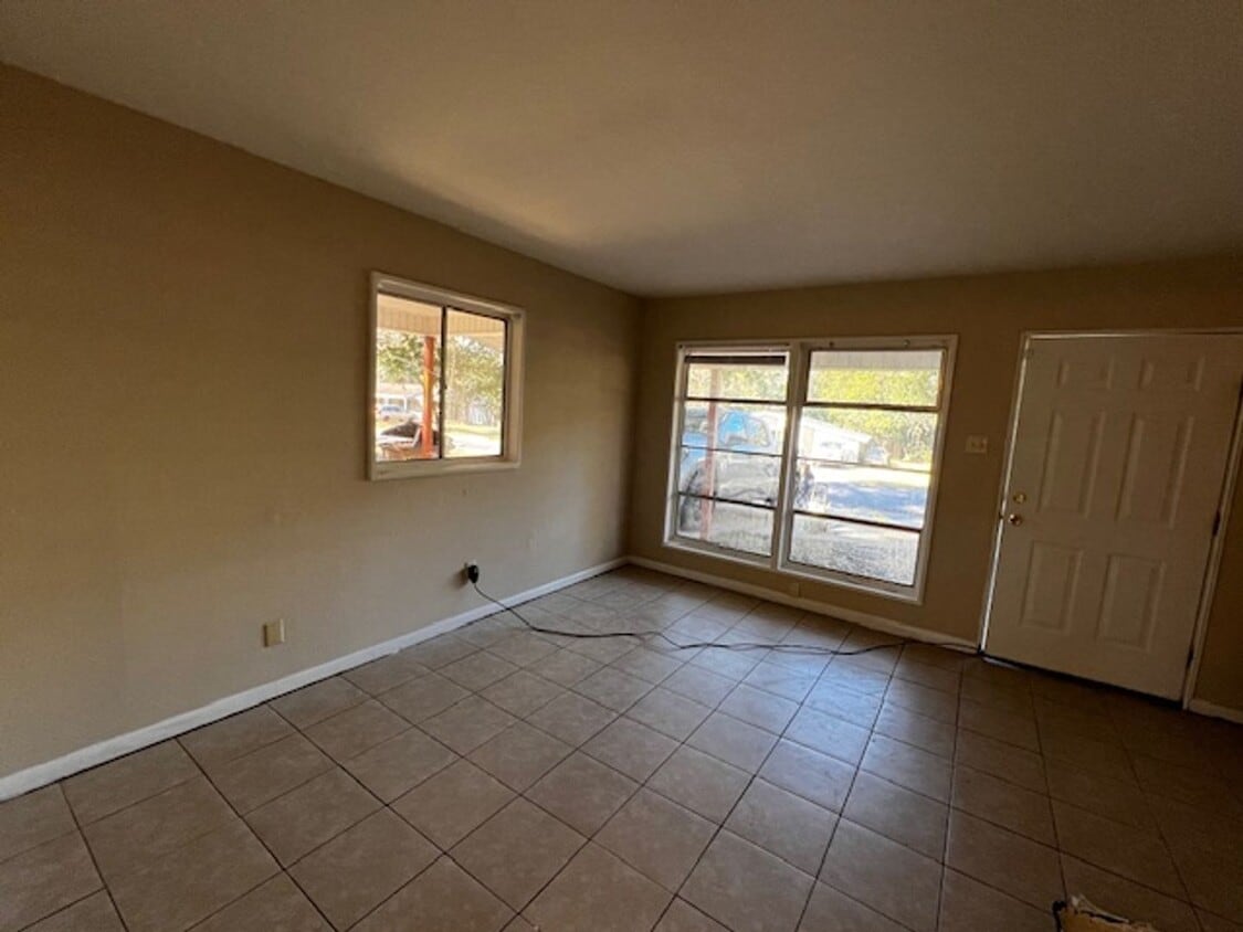 Building Photo - Carport 3/1 Tile Throughout