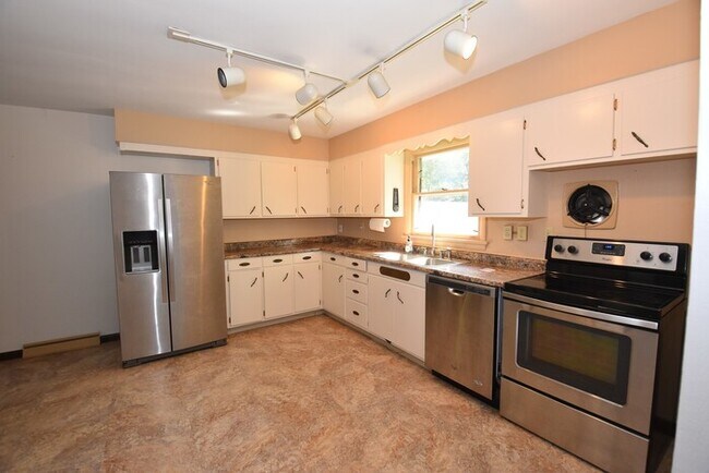 Foto del edificio - Beautiful 3 Bedroom Home over Looking Lake Chapin