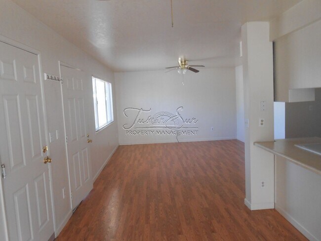 Foto del edificio - North Redding Home with 2 Car Garage