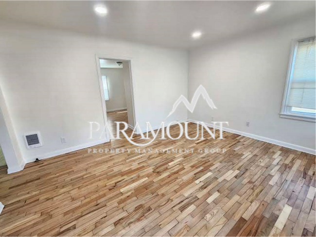 Foto del edificio - Remodeled 1 Bedroom in a Great Location! Landscaping Included!