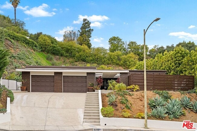 Foto del edificio - 3135 Chandelle Rd