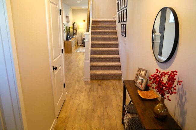 Building Photo - Short Term Leases! Furnished, Low Maintena...