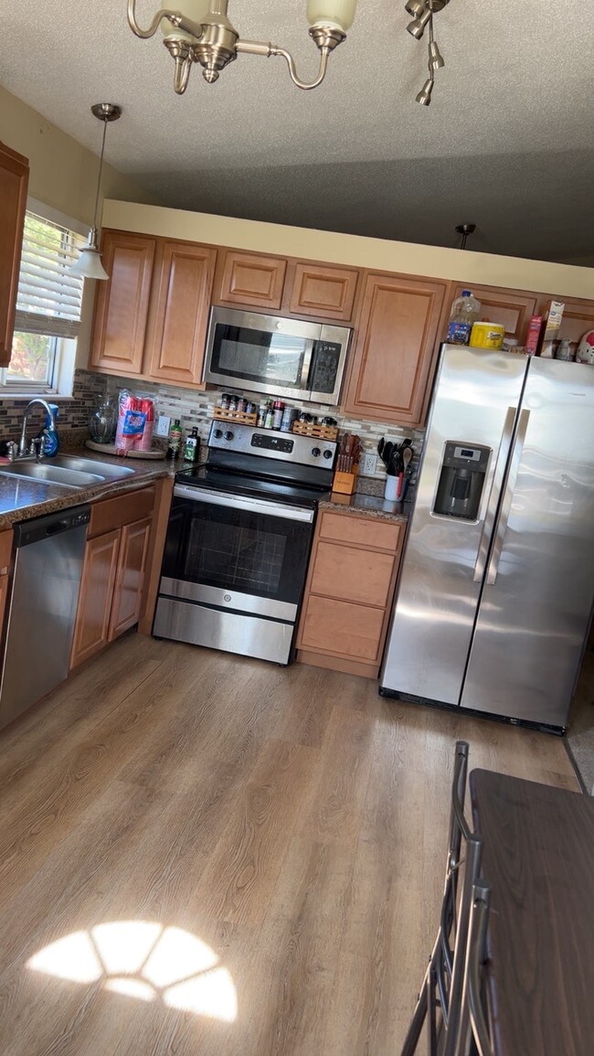 vaulted kitchen - all plliances - 6436 Long Timber Dr