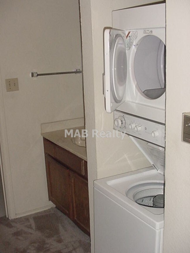 Foto del edificio - 9829 Walnut