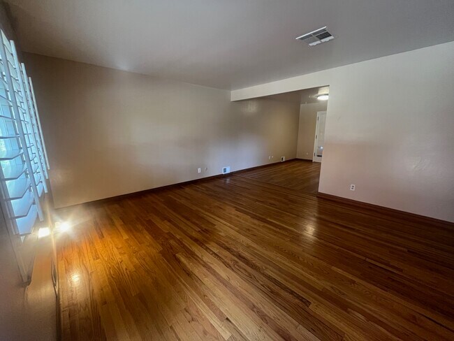 Foto del edificio - 6448 Iris Way