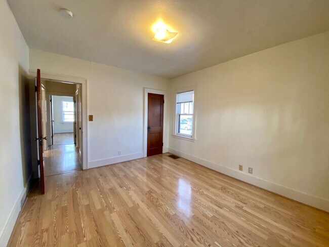 Foto del edificio - Spacious 4 Bed Home Just Steps from NDSU – Fenced Yard, Loft Suite & In-Unit Laundry!